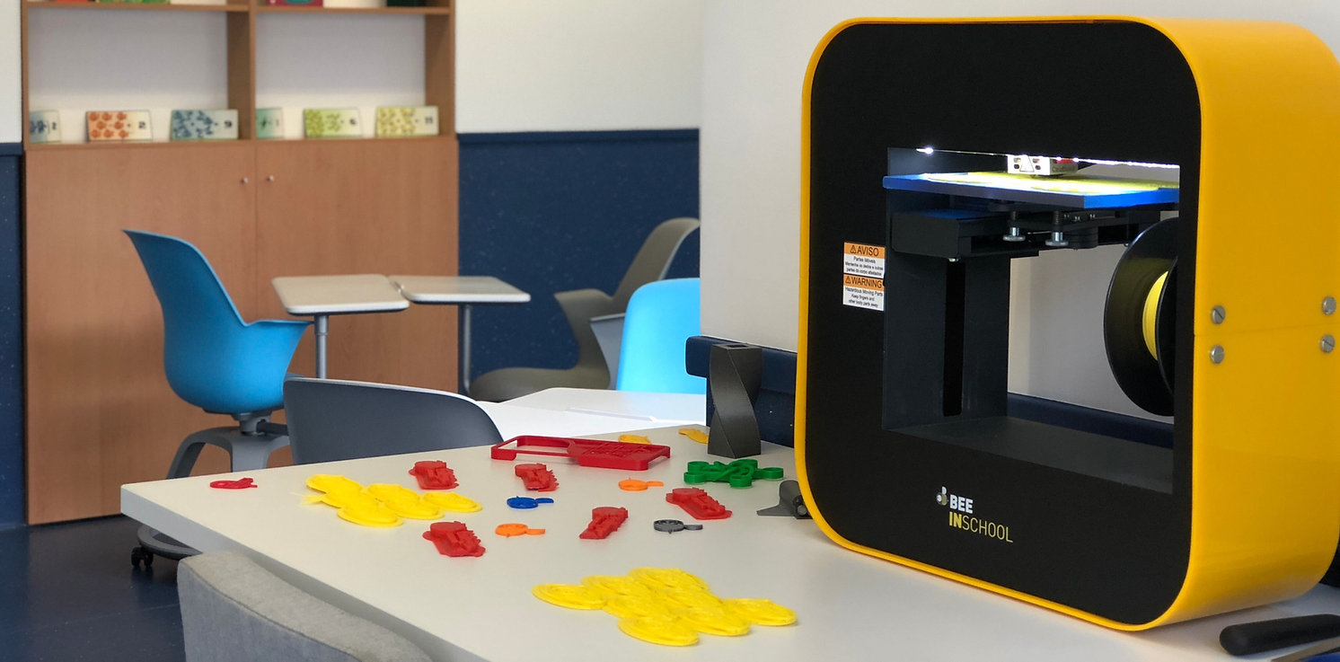 Impressora 3D BEE INSCHOOL numa sala do Colégio da Rochinha