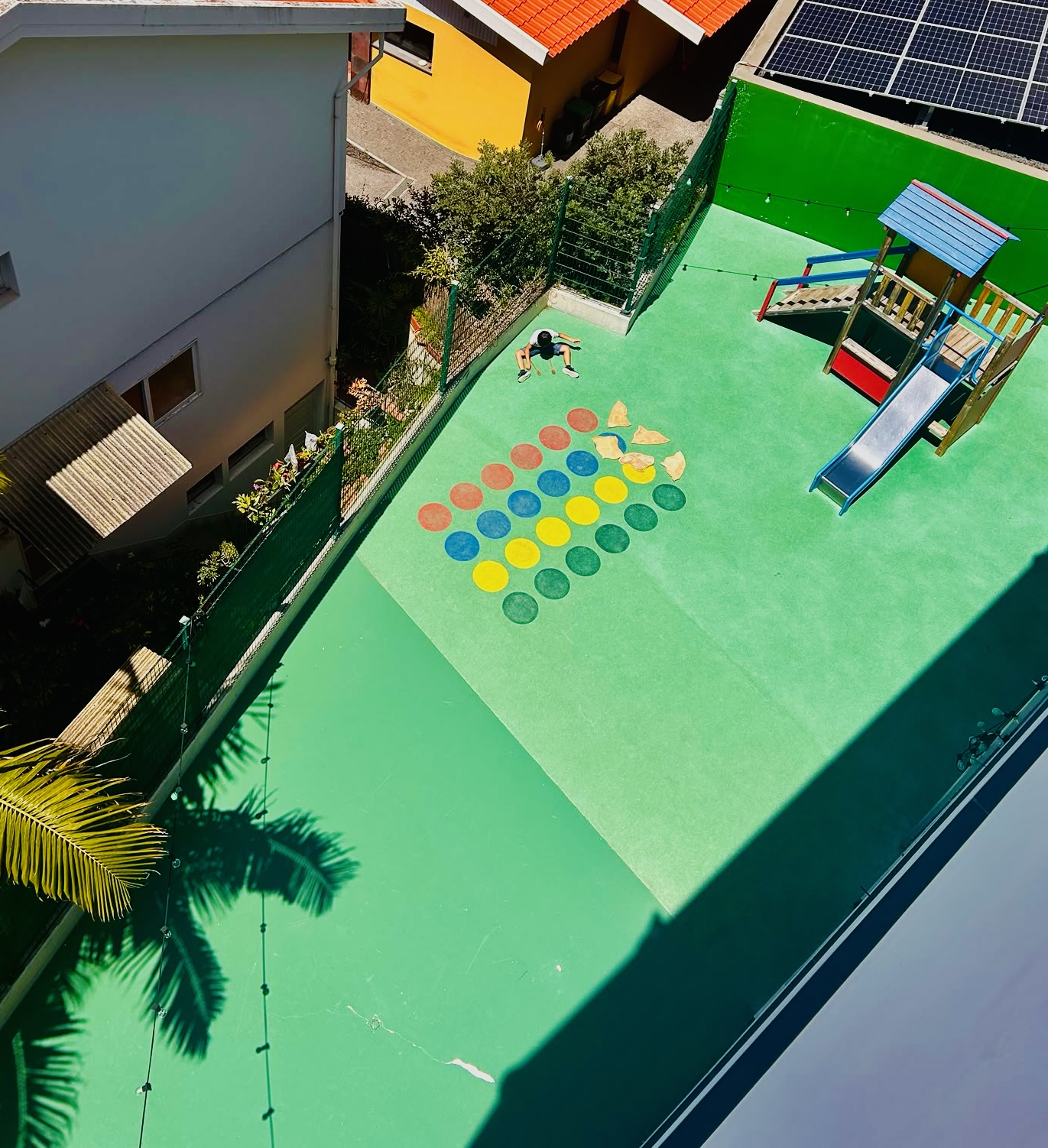 Sala de movimento e ginástica do infantário — colchões e balões coloridos