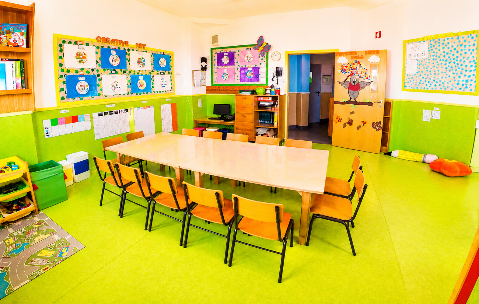 Sala dos 3-4 anos — mesa de atividades e área de leitura