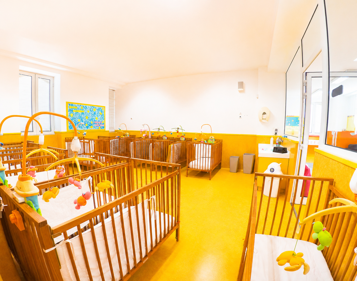 Berçário do Colégio da Rochinha — sala de berços para bebés dos 6 meses ao 1 ano